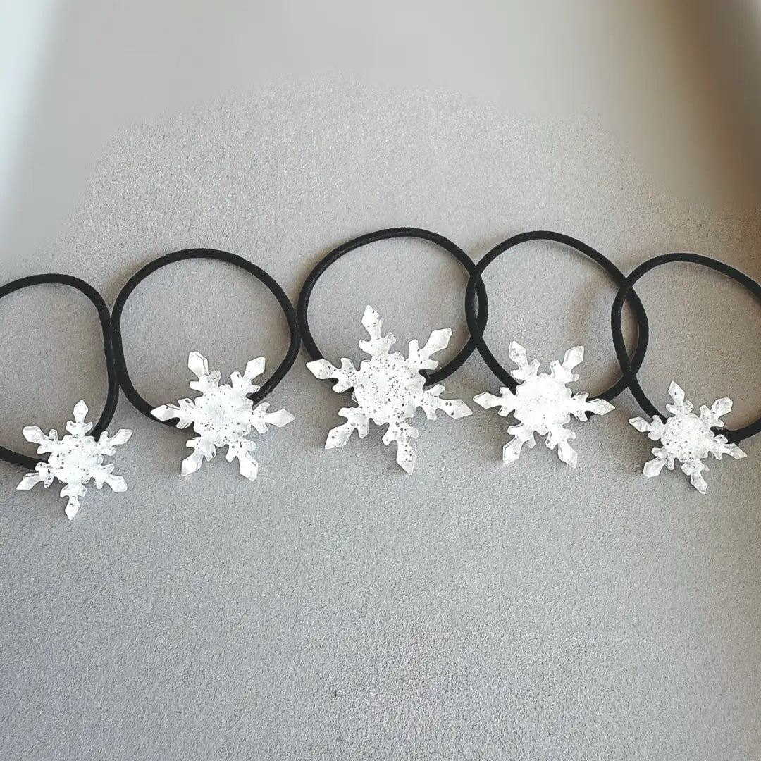 雪の結晶のヘアゴム(ホワイトラメ、 ) 5個セット – Dプリヘアログ